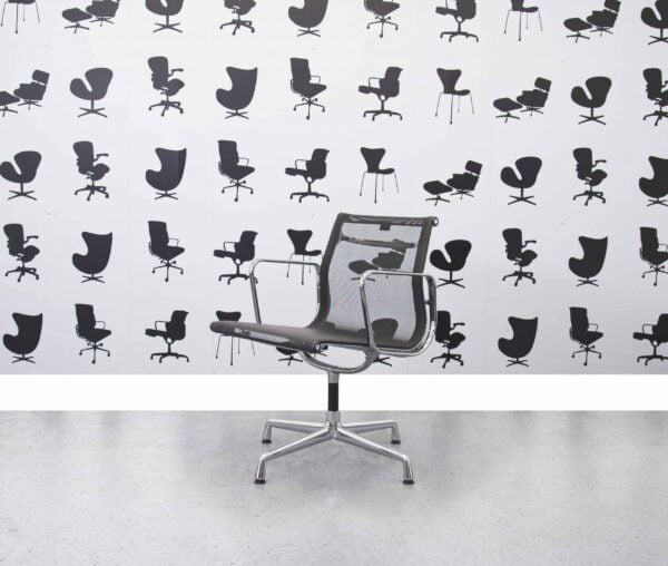 Gereviseerde Vitra Charles Eames EA108 bureaustoel - grijs mesh en verchroomd frame - Corporate Spec 1