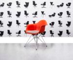Gereviseerde Vitra Charles Eames DAR Stoel - Poppy Red Frame met Grijze Lederen Zitting - Corporate Spec 2