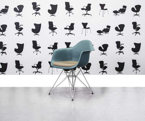 Gerenoveerde Vitra Charles Eames DAR stoel - Turquoise frame met crème lederen zitting - Corporate Spec 3