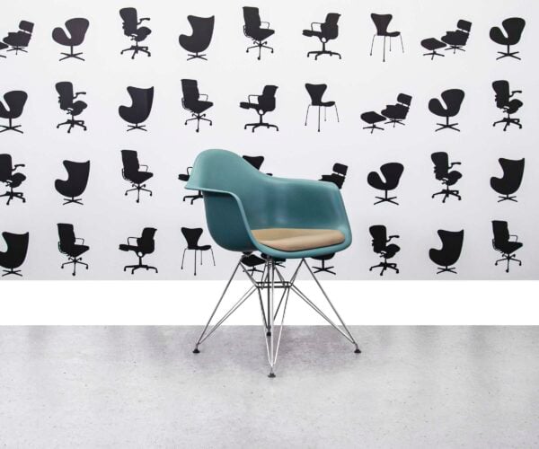 Gerenoveerde Vitra Charles Eames DAR stoel - Turquoise frame met crème lederen zitting - Corporate Spec 1