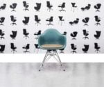 Gerenoveerde Vitra Charles Eames DAR stoel - Turquoise frame met crème lederen zitting - Corporate Spec