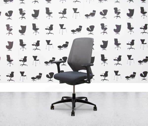 refurbished drabert esencia by kinnarps black frame, mesh and seat