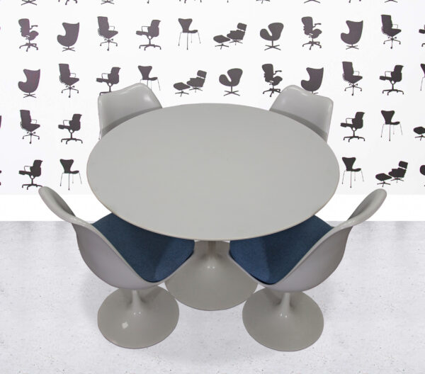 Refurbished Knoll Saarinen Round Dining Set - Baby Blue