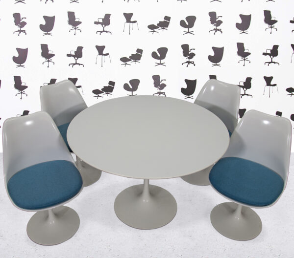 Refurbished Knoll Saarinen Round Dining Set - Aegean Blue