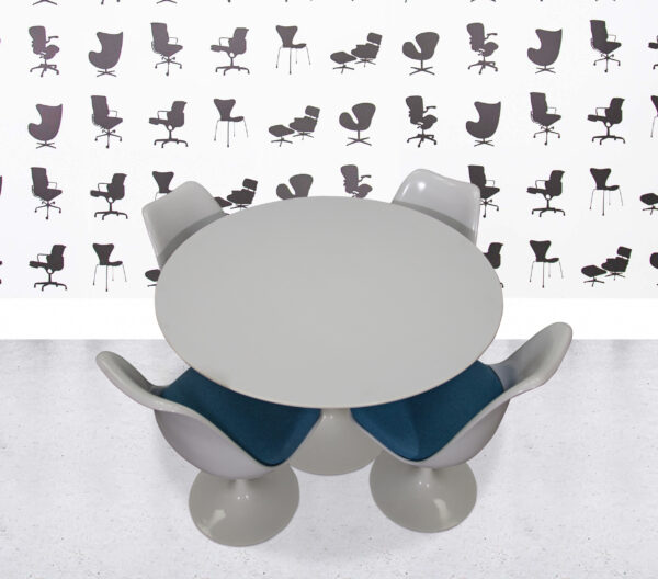 Refurbished Knoll Saarinen Round Dining Set - Aegean Blue